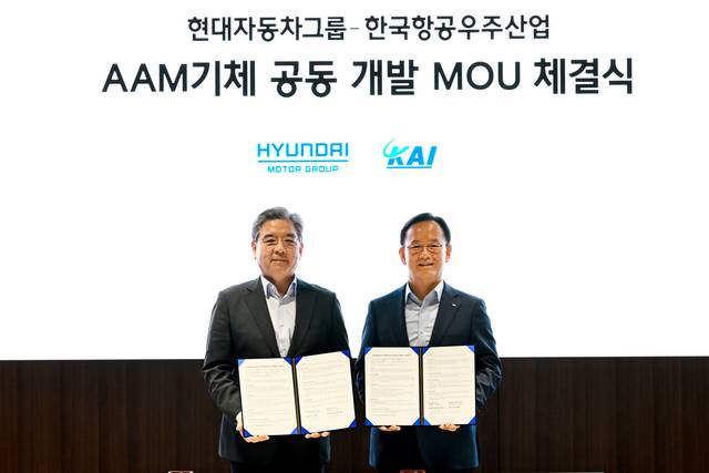 장재훈(왼쪽) 현대자동차그룹 부회장과 김종출 한국항공우주산업(KAI) 사장이 지난 8일 서울 양재동 현대차 본사에서 ‘미래 항공 모빌리티 기체(AAM) 공동 개발을 위한 업무협약’ 후 기념사진을 찍고 있다. KAI