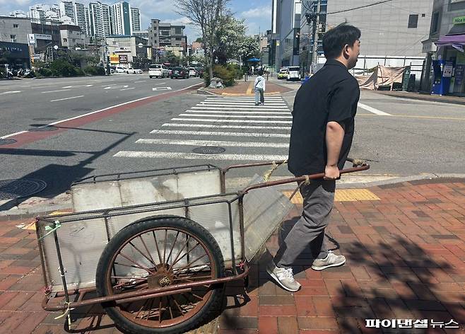 지난 4일 서울 강북구 미아 일대에서 기자가 손수레(리어카)를 끌고 도로변을 지나고 있다. 사진=인터뷰에 도움을 준 시민