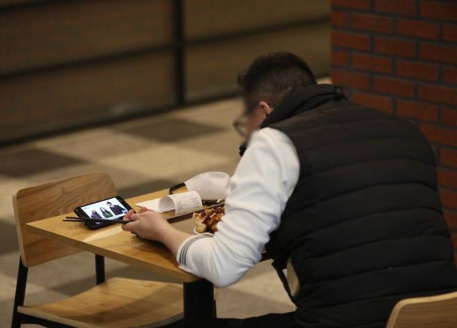 혼밥하는 시민. 기사 내용과 관계 없는 자료 사진 /사진=뉴스1