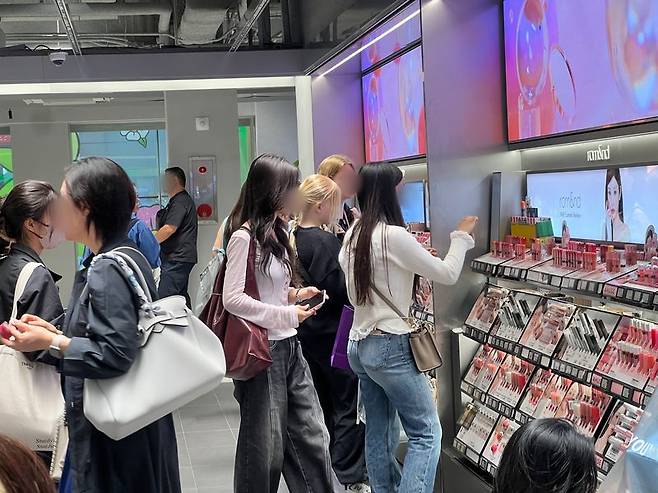 지난 7일 서울 중구 '올리브영 센트럴 명동'에서 외국인 관광객이 상품을 구경하고 있다. 사진=김현지 기자