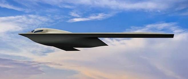 미국의 차세대 스텔스 전략 폭격기인 B-21 레이더(Raider) 렌더링 이미지. 적의 정밀한 방공망을 뚫고 들어가 핵 억제력을 발휘하는 데 중점을 둔 NDSA 시스템은 단순히 미사일 하나를 의미하는 것이 아니라, 이를 운용하는 플랫폼(폭격기·전투기)과 무기(순항 미사일·폭탄)를 포함한 명령 및 제어 시스템을 모두 아우르는 차세대 공중 핵 타격 체계를 말한다. B61-12와 같은 기존 중력 투하 핵폭탄의 수명 연장 및 정밀도 향상 프로그램도 포함된다. 노스롭그루먼 홈페이지