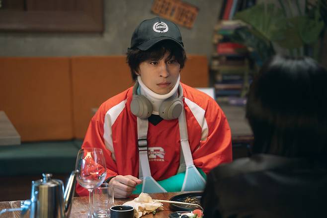 드라마 ‘모두가 자신의 무가치함과 싸우고 있다’(JTBC)는 20년째 영화감독 데뷔를 준비 중인 황동만(구교환)과 영화사 기획피디 변은아(고윤정)를 중심으로 한 이야기다. 스틸컷 출처. 스튜디오 피닉스, SLL, 스튜디오 플로우