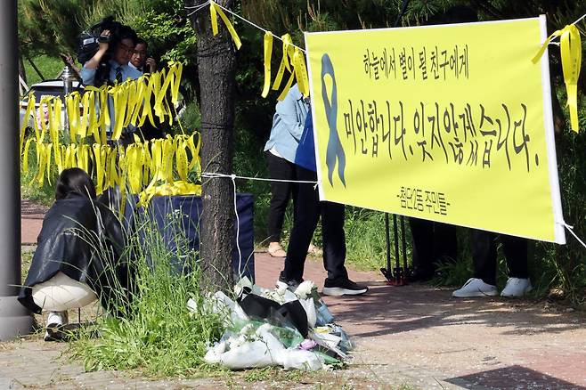 7일 여고생 흉기 살인사건이 발생한 광주 광산구 월계동 추모 현장에 피해 학생을 추모하는 현수막이 걸려있다. 추모객들은 사건 현장에 꽃을 두기도 했다. 광주=연합뉴스