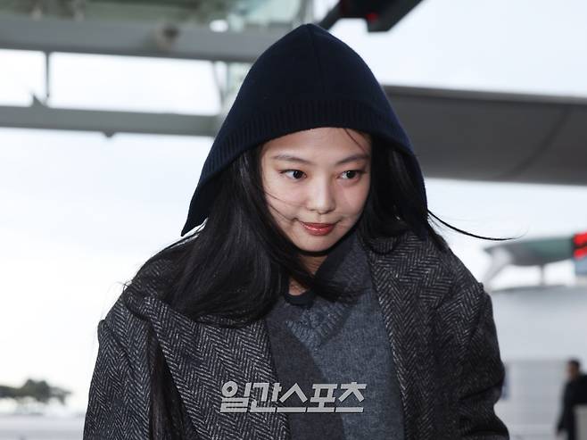 가수 제니가 9일 오후 골든디스크어워즈 참석 차 인천국제공항을 통해 대만 타이페이로 출국하고 있다. 인천공항=서병수 기자 qudtn@edaily.co.kr /2026.01.09/