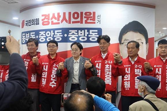 조지연 의원(가운데)이 경산지역 국민의힘 후보들과 지지를 호소하고 있다 [사진=조지연 의원실]
