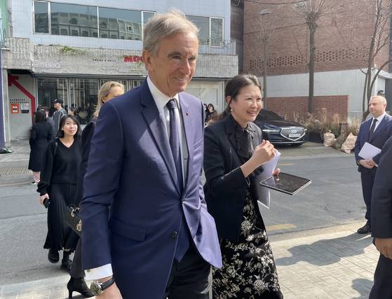 세계 최대 명품그룹 루이비통모에헤네시(LVMH) 수장 베르나르 아르노 총괄회장이 딸 델핀 아르노(뒤) 크리스찬 디올 CEO와 지난 2023년 서울 성수동에 위치한 '디올 성수'를 방문하고 있다. 뉴스1