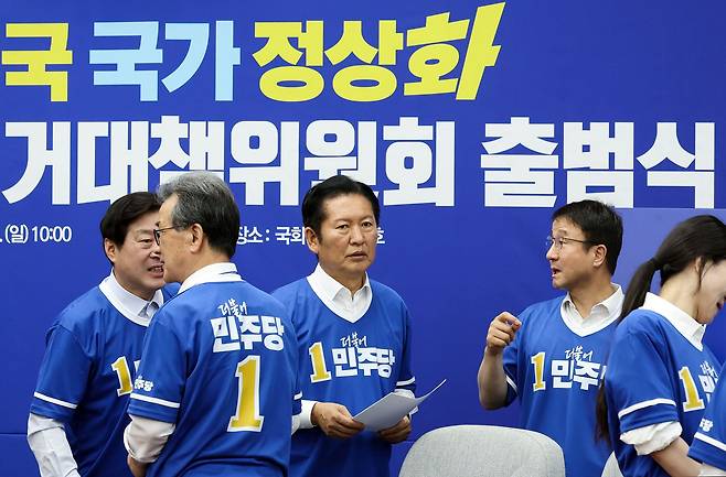 정청래 더불어민주당 대표가 10일 오전 국회에서 열린 '대한민국 국가정상화 더불어민주당 선거대책위원회 출범식'을 마친 뒤 한병도 원내대표와 대화하고 있다. 김성룡 기자