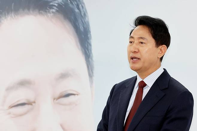 오세훈 국민의힘 서울시장 후보가 10일 오전 서울 종로구 선거사무소에서 진행된 ‘서울 교통 대전환’ 공약 발표 기자회견에서 교통분야 공약을 설명하고 있다. 뉴스1