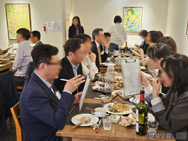 지난 1일 오후 5시 서울 강남구 삼성동의 한 양식 음식점에서 50대 이상 가입 가능한 소셜 플랫폼 '시놀'이 주최한 5060 단체 로테이션 소개팅이 진행되고 있다. /사진=박수빈 기자