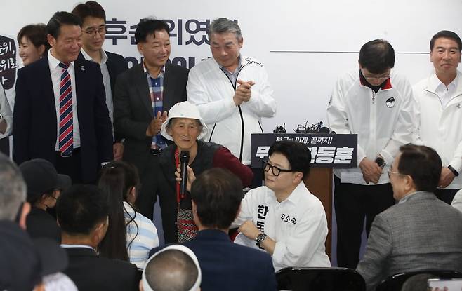 부산 북구갑 국회의원 보궐선거에 출마한 한동훈 무소속 후보가 10일 선거사무소 개소식에서 '찰밥 할머니'를 소개하고 있다. 구포시장 좌판에서 채소를 파는 김보갑 씨는 얼마 전 한 후보에게 찰밥을 지어 건네줘 화제가 됐다. / 사진=뉴스1