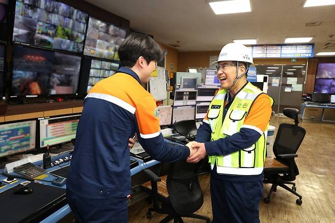 장인화 포스코그룹 회장이 2024년 3월 취임 직후 포항제철소 2열연공장을 찾아 현장 직원과 인사하고 있다. 사진=포스코홀딩스