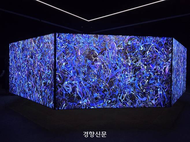 제61회 베니스비엔날레 호주관에 전시 중인 칼레드 삽사비의 ‘Conference of one’s self‘ 베네치아 | 윤승민 기자