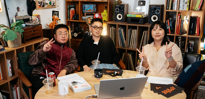 토스 유튜브 채널 ‘머니그라피’ 코너 <B주류초대석>에 출연한 (왼쪽부터)드러머 김간지, 음악 프로듀서 허키 시바세키, 김민경 민음사 편집자가 포즈를 취하고 있다. 29CM 갈무리