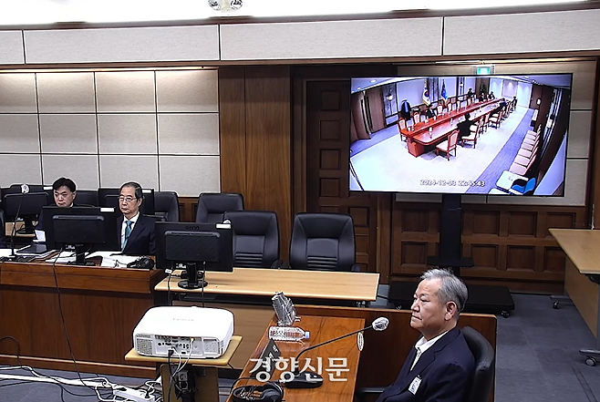 지난해 11월 서울중앙지법에서 열린 한덕수 전 국무총리의 내란 가담 혐의 1심 재판에서 이상민 전 행정안전부 장관이 증인으로 출석해 12·3 불법계엄 당시 국무회의 CCTV 영상을 보고 있다.  서울중앙지법 제공