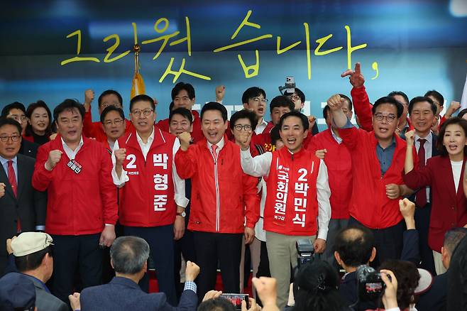 박 후보 곁엔 국힘 지도부 장동혁 대표 등 국민의힘 지도부가 10일 박민식 부산 북갑 국회의원 보궐선거 후보 선거사무소 개소식에 참석해 파이팅을 외치고 있다. 연합뉴스