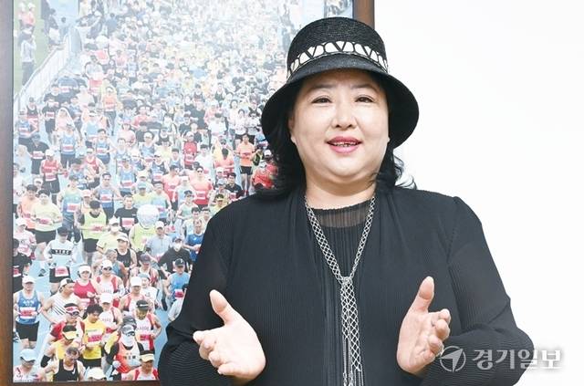 이윤진 경기도육상연맹회장이 경기일보와의 인터뷰에서 현장 중심의 리더십 등을 밝히고 있다. 조주현기자