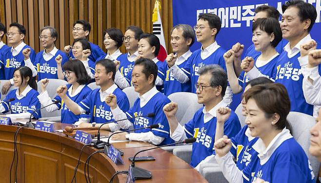 10일 국회에서 열린 더불어민주당 대한민국 국가 정상화 선거대책위원회 출범식에서 총괄상임선대위원장을 맡은 정청래 대표와 상임선대위원장을 맡은 한병도 원내대표를 비롯한 공동선대위원장, 선대위원들이 6ㆍ3 지방선거와 재보선 승리를 다짐하며 기념 촬영을 하고 있다. [사진출처=연합뉴스]