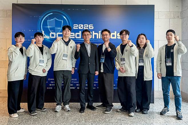 국제 사이버 방어 훈련 ‘락드쉴즈 2026’에 참가한 KT 정보보안실 직원들이 파이팅을 외치고 있다. <사진=KT>