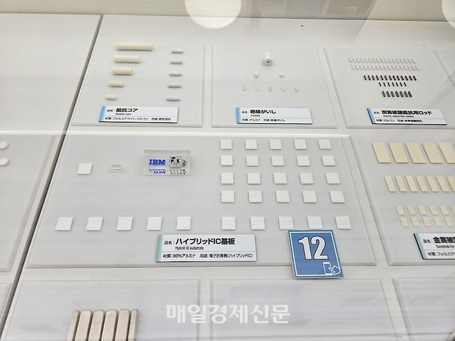 교세라를 세계적 부품 회사로 끌어올린 계기가 된 미국 IBM에 공급한 대형 컴퓨터 집적회로(IC)용 세라믹 기판. [교토 이승훈 특파원]