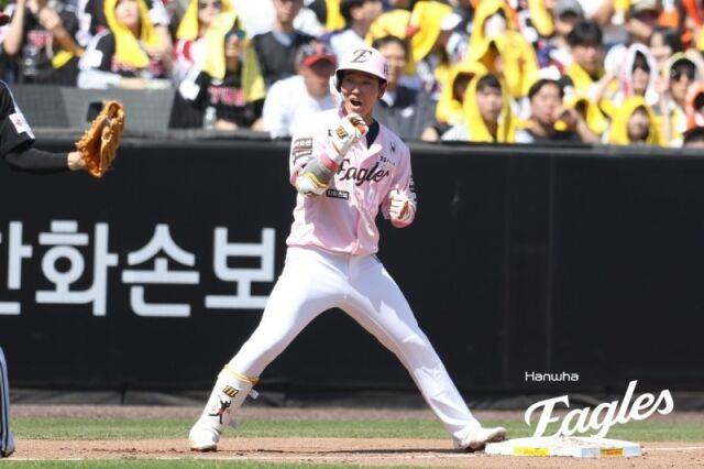 황영묵이 10일 대전 LG전에서 2타점 3루타를 기록한 후 좋아하는 모습./한화 이글스