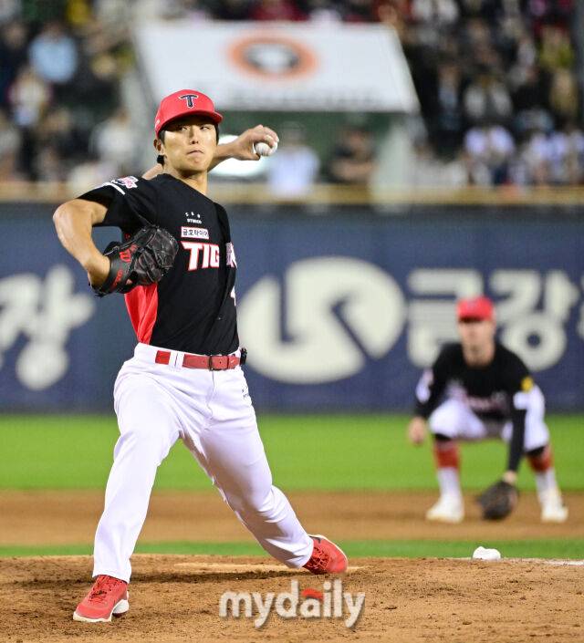 2026년 4월 17일 오후 서울 잠실구장에서 열린 '2026 신한 SOL KBO리그' KIA 타이거즈와 두산 베어스의 경기. KIA 선발투수 이의리가 5이닝 무실점 투구를 하고 있다./마이데일리