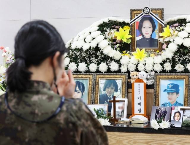공군 성폭력 피해자 고(故) 이예람 중사 1주기 당시 경기도 성남시 국군수도병원 장례식장에서 열린 추모의 날에서 추모객이 고인을 추모하는 모습. [연합]