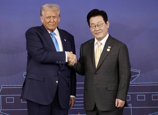 이재명 대통령과 도널드 트럼프 미국 대통령이 지난해 10월 29일 경북 경주박물관에서 한미 정상회담 기념촬영을 하고 있다. [연합]