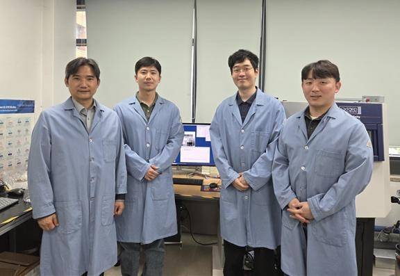 홍승범(왼쪽부터) KAIST 교수, 김성현 석-박사통합과정, 최영우·조윤한 박사.[KAIST 제공]