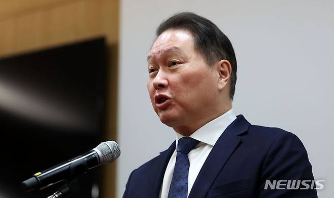 [서울=뉴시스] 김선웅 기자 = 최태원 SK 회장이 2024년 6월 17일 서울 종로구 SK서린빌딩에서 노소영 아트센터 나비 관장의 이혼소송·재산분할 항소심 판결 관련 공식 입장을 발표하고 있다. 2026.05.10. mangusta@newsis.com