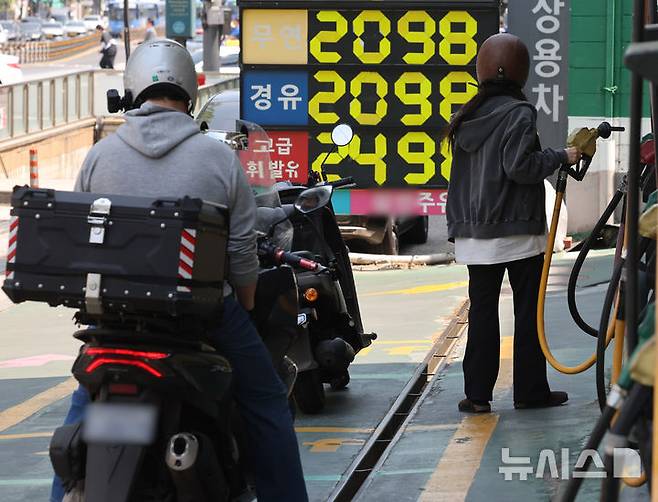 [서울=뉴시스] 배훈식 기자 = 경유 30.8%, 휘발유 21.1% 등 4월 석유류 가격이 전년 동월 대비 21.9% 급등한 6일 오전 서울시내 한 주유소에서 휘발유와 경유를 2000원 대에 판매하고 있다. 석유류 급등 속에 국가데이터처가 발표한 '2026년 4월 소비자물가 동향' 지난달 소비자물가지수는 119.37로 전년 동월 대비 2.6% 상승했다. 2026.05.06. dahora83@newsis.com