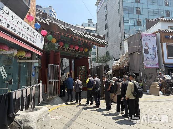 [서울=뉴시스]안태현 인턴기자=지난 6일 오전 11시께 찾은 서울 종로구 원각사 무료급식소에 노인들이 줄을 서고 있다. 2026.05.08 photo@newsis.com