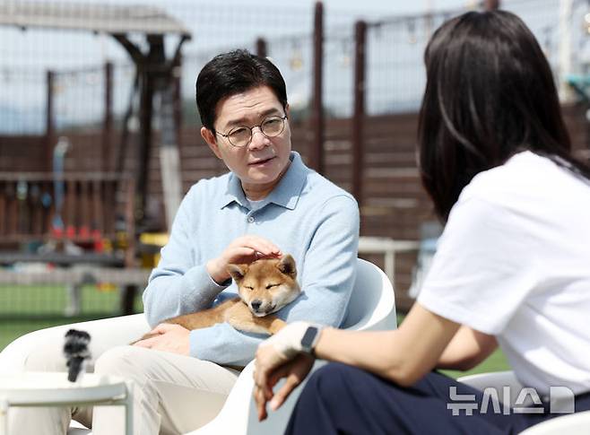 [서울=뉴시스] 김진아 기자 = 정원오 더불어민주당 서울시장 후보가 10일 서울 동대문구 도그어스플래닛에서 진행된 '정원오가 간다-찾아가는 서울人터뷰 반려동물편'에서 김효진 도그어스플래닛 대표와 대화를 나누고 있다. 2026.05.10. bluesoda@newsis.com