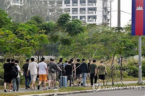 이사 중인 캄보디아 범죄단지 조직원들 지난 1월 15일(현지시간) 캄보디아 남부 시아누크빌 범죄단지에서 나와 다른 곳으로 이동 중인 범죄단지 조직원들. 2026.01.22 [AFP=연합뉴스 자료사진 제공]