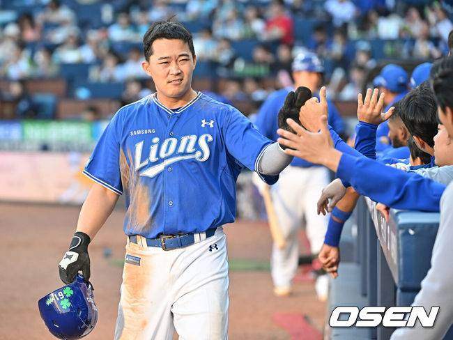 [OSEN=창원, 이석우 기자] 9일 창원NC파크에서 2026 신한 SOL KBO 리그 NC 다이노스와 삼성 라이온즈의 경기가 열렸다. 홈팀 NC는 신민혁이, 방문팀 삼성은 후라도가 선발 출전했다. 삼성 라이온즈 전병우가 5회초 1사 3루 김도환의 좌익수 희생플라이때 득점을 성공하고 하이파이브를 하고 있다. 2026.05.09 / foto0307@osen.co.kr