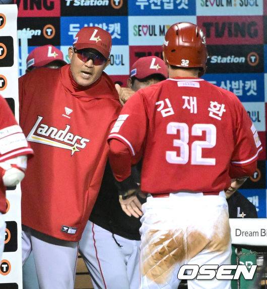 [OSEN=잠실, 최규한 기자] 8일 서울 잠실야구장에서 ‘2025 신한 SOL Bank KBO리그’ 두산 베어스와 SSG 랜더스의 경기가 열렸다.홈팀 두산은 웨스 벤자민, 방문팀 SSG는 앤서니 베니지아노를 선발로 내세웠다.5회초 1사 1, 2루 상황 SSG 오태곤의 달아나는 1타점 적시타 때 2루 주자 김재환이 홈으로 내달려 슬라이딩 해 세이프된 뒤 이숭용 감독과 인사를 나누고 있다. 2026.05.08 / dreamer@osen.co.kr
