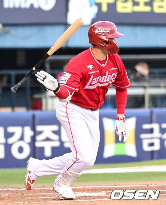 [OSEN=잠실, 최규한 기자] 8일 서울 잠실야구장에서 ‘2025 신한 SOL Bank KBO리그’ 두산 베어스와 SSG 랜더스의 경기가 열렸다.홈팀 두산은 웨스 벤자민, 방문팀 SSG는 앤서니 베니지아노를 선발로 내세웠다.2회초 무사 선두타자로 나선 SSG 김재환이 안타를 날리고 있다. 2026.05.08 / dreamer@osen.co.kr