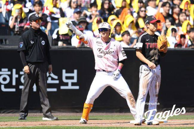 김경문 감독이 이끄는 한화 이글스는 10일 대전 한화생명 볼파크에서 열린 2026 신한 SOL KBO리그 LG와의 홈경기에서 9-3으로 승리했다. 이날 승리로 2연승과 위닝시리즈를 달성한 한화는 시즌 전적 16승20패를 만들었다. 이도윤은 1타점을 올리며 팀 승리에 힘을 보탰다. 한화 이글스