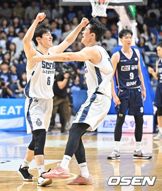 [OSEN=부산, 이석우 기자] 10일 부산 사직체육관에서 2025-26 LG전자 프로농구 부산 KCC와 고양 소노의 챔피언결정전 4차전 경기가 열렸다.파죽의 3연승을 달린 KCC는 2년 만의 우승컵 탈환에 1승만 남겼다.고양 소노 이정현이 부산 KCC에 81-80으로 승리한 후 임동섭과 기뻐하고 있다. 2026.05.10 / foto0307@osen.co.kr