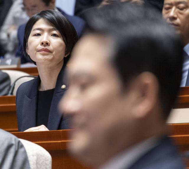 ▲국민의힘 한지아 의원(뒤)이 6일 국회에서 열린 의원총회에 참석해 장동혁 대표를 바라보고 있다. ⓒ연합뉴스