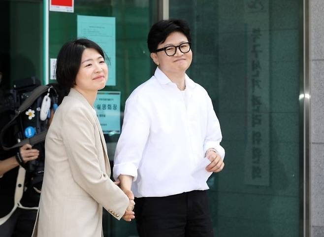 부산 북갑 보궐선거에 무소속으로 출마를 선언한 한동훈 전 국민의힘 대표가 지난 4일 오후 부산 북구선거관리위원회에서 예비후보 등록을 마친 뒤 한지아 국민의힘 의원과 악수하고 있다. 뉴스1