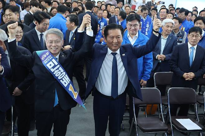 더불어민주당 정청래 대표가 10일 오후 광주 서구 민형배 전남광주통합특별시장 후보 선거사무소 개소식에 참석해 민 후보와 손을 맞잡고 있다.&nbsp; &nbsp; 연합뉴스
