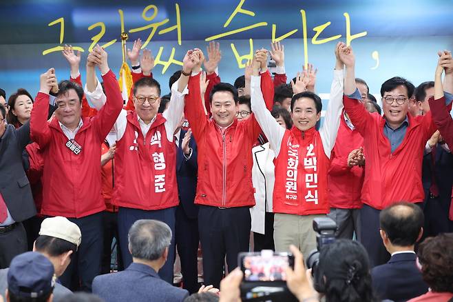 두 손 번쩍 국민의힘 장동혁 대표와 부산 북갑 국회의원 보궐선거에 출마한 박민식 후보 등이 10일 부산 북갑에서 열린 박 후보 선거사무소 개소식에서 참석자들과 손을 맞잡고 번쩍 든 채 기념촬영을 하고 있다. 앞줄 왼쪽부터 국민의힘 정동만 의원, 박형준 부산시장 후보, 장 대표, 박 후보, 송언석 원내대표.&nbsp; 부산=뉴스1