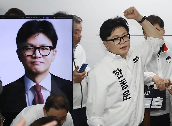 부산 북구갑 국회의원 보궐선거에 출마한 한동훈 무소속 후보가 10일 오후 부산 북구에서 열린 선거사무소 개소식에서 주먹을 불끈 쥐고 있다.&nbsp; &nbsp;뉴스1