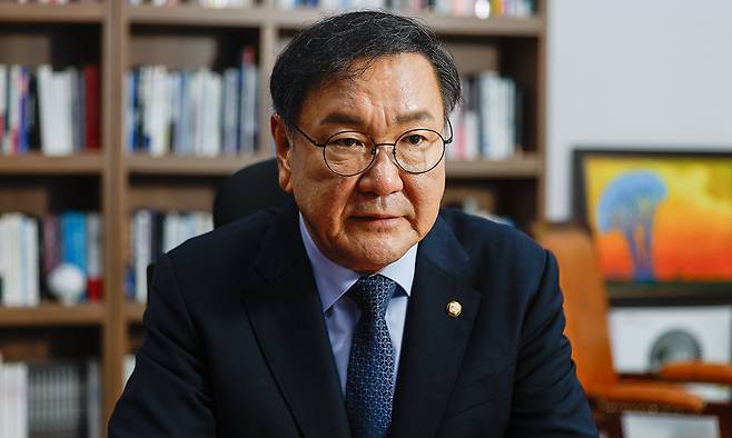 22대 국회 후반기 의장 선거에 출마한 더불어민주당 김태년 의원이 지난 7일 서울 여의도 국회에서 의장직에 도전한 이유와 본인의 강점, 향후 국회 운영 구상 등을 밝히고 있다.최상수 기자
