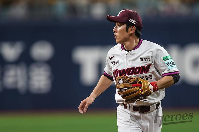 키움 서건창이 9일 KT전에서 2루수로 선발 출전해 수비한 뒤 복귀하고 있다. 키움 히어로즈 제공