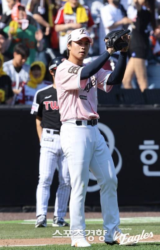 한화 왕옌청이 9일 대전 LG전에서 좋은 수비를 보여준 야수들을 향해 박수를 치고 있다. 한화이글스 제공