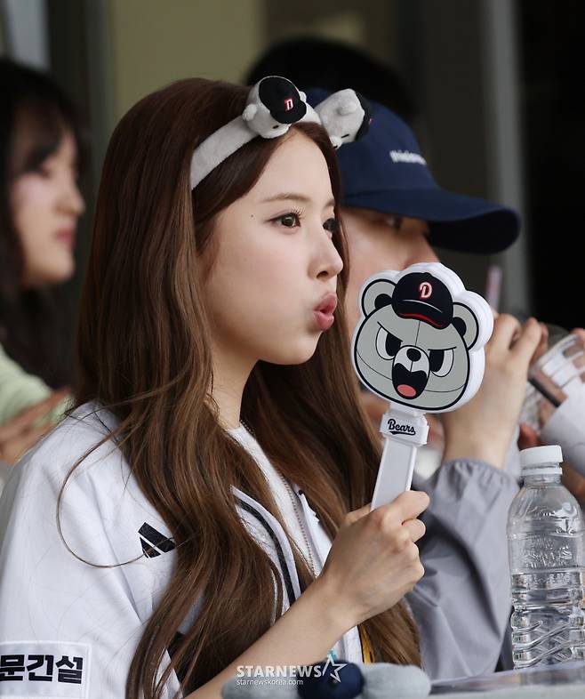 [포토] 엔믹스 지우 '곰돌이와 짝짝짝'