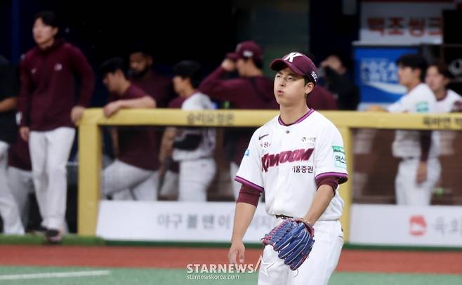 키움 선발투수 박준현이 10일 고척스카이돔에서 열리는 2026KBO리그 KT위즈와 키움히어로즈 경기 5회초  수비를 마치며 안도의 한숨을 쉬고 있다. 박준현은 5이닝 무실점으로 경기를 마무리했다.  2026.05.10. /사진=강영조 cameratalks@
