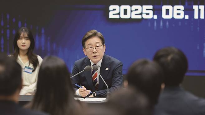지난해 6월 11일 한국거래소에서 직원들과 간담회를 가진 이재명 대통령. [사진｜뉴시스]