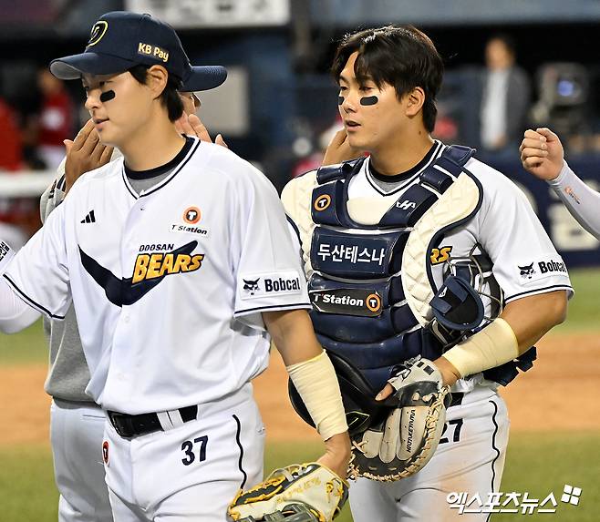 9일 오후 서울 송파구 잠실야구장에서 열린 '2026 신한 SOL Bank KBO리그' SSG 랜더스와 두산 베어스의 경기, 두산이 SSG에 9:4로 승리하며 전날 패배를 설욕했다.  이날 경기에서 승리한 두산 선수들이 기뻐하고 있다. 잠실, 김한준 기자